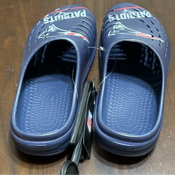 ❤️4 for $20❤️ Youth New England Patriots FOCO Sunnyً Day Clogs Medium 31-1 - Picture 4 of 9